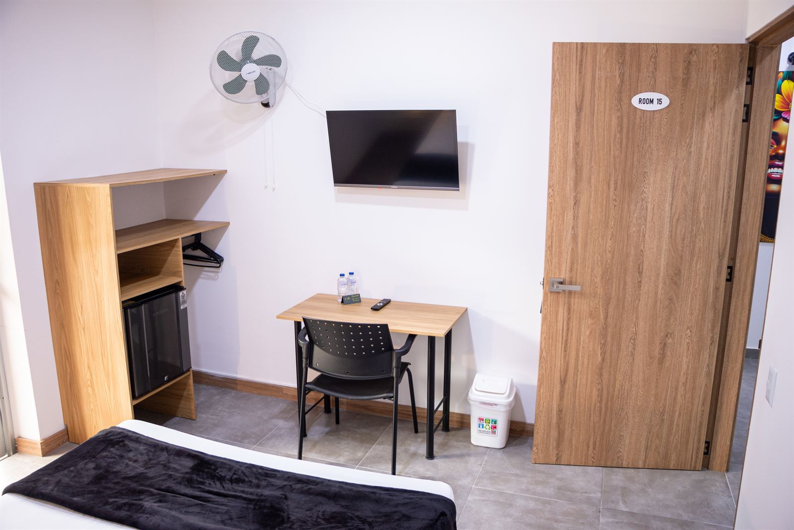 Wandventilator, Smart-TV, Schreibtisch mit Stuhl und Zimmereingangstür — Doble Externas Con Balcón