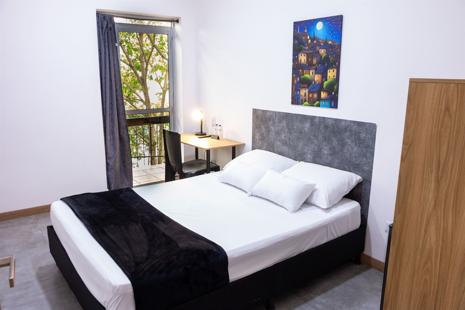 Privater Balkon mit geöffneter Schiebetür, Vorhang und Blick auf die Bäume im Viertel Sevilla — Doble Externas Con Balcón