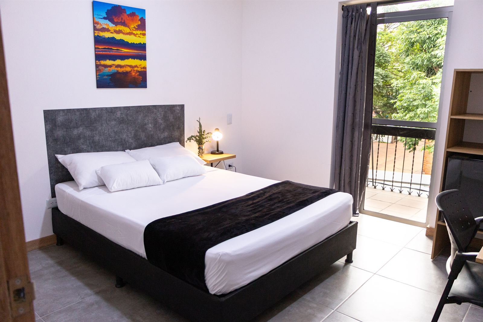 Zimmer Doble Externas Con Balcón mit privatem Balkon im Hotel Komfort House — Hauptansicht