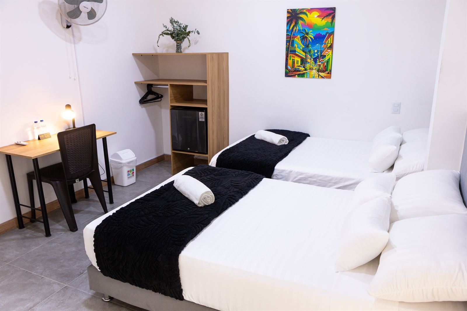 Chambre Cuádruple - Superior Twin de l'Hôtel Komfort House avec deux lits — vue principale
